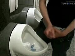 Una morena tetona hace sexo oral y traga semen en un baño público
