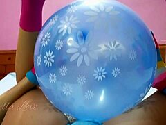 Naughty meia-irmã loira gosta de um golpe para pop balão neste novo vídeo viral