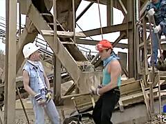 ブロンド の 女性 は 建設 工 場 で アナル セックス を 楽しんでいます