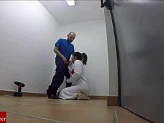 O asistentă spaniolă exhibiționistă este prinsă de omul de întreținere
