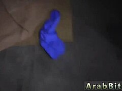 Arabisk teenager i uniform nyder offentlig blowjob og kaster bytte til 23 km