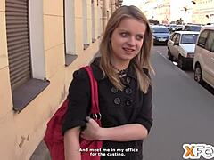 Um agente de casting russo faz sexo com uma loira magra na câmera
