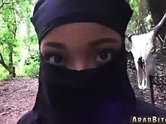 Тийнейджъри, облечени в хиджаб, правят секс на открито за първи път в реалност