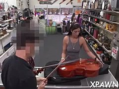 Аматерска девојка добија своју мокру вагину јебану у продавници
