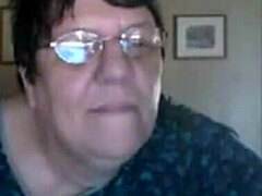 Volwassen amateur oma wordt ondeugend op webcam