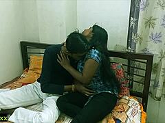 Un cuplu indian amator se filmează făcând sex în camera de hotel