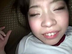 Aziatische tiener krijgt haar kale poesje genaaid