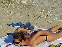 Аматерски видео секси МИЛФ-а на плажи топлес