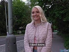 Blondinen euroopalainen tyttö on nostettu ja harrastettu ulkona rahasta
