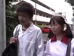 Nevlastní otec sdílí svůj mladý syn Aramaki Shiori se svým vysokoškolským přítelem
