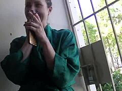Mannen ser Helena Price røyke og drikke i en fetisjvideo