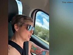 אישה סקסית נהנית מאודיג'סטייל ומציצה בסרטון תוצרת בית