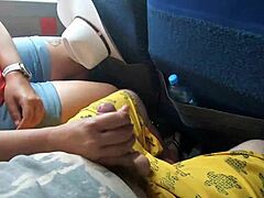 Flickvän ger en handjobb och sväljer sperma i en offentlig buss