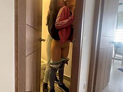 Une petite latina se fait toucher le cul et baiser par sa tante