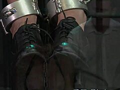 V BDSM videu jsou dominovány a fackují prsaté poddané