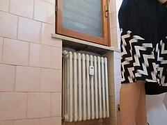 Blonde bombshells viser frem sine rive klær på et offentlig toalett
