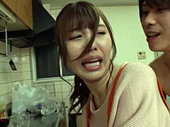Una linda mujer asiática recibe semen en su apretado coño en un video porno casero