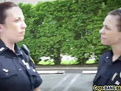 ブロンドの警官が大きな黒いチンポにオマンコを吸うHDビデオ