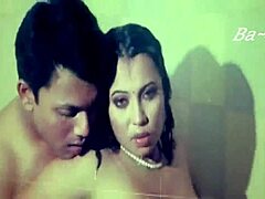 Bangla sexet pige bliver ned og beskidt i en dampende video