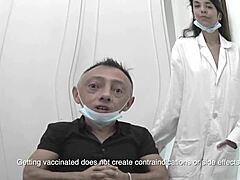 Mari Milk, černovlasá zdravotní sestra, dělá italskému doktorovi Sburioniovi nohou a prudce vyvrcholí