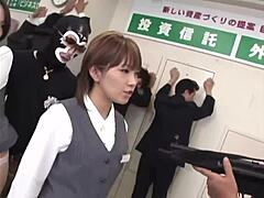 Королева красоты получает работу в банке в японском хентай