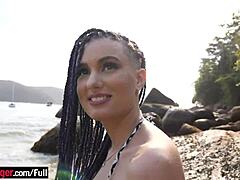 Primo piano dell'ano di una calda amatoriale brasiliana in un video porno pov sulla spiaggia