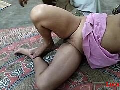 Esposa india de la aldea es follada por su novio sexual