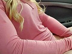 Gadis pirang memuaskan dirinya sendiri dengan plug dubur dan dildo di dalam kereta