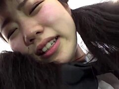 неограничена 18-годишна японска брюнетка аматьорка се отдава на орален и обръснат секс с путка, кулминирайки в изпразване