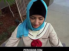 Garota árabe de hijab aprende a dar prazer ao pênis de um homem