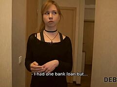 الفتاة الروسية في الهيمنة المالية مع قرش القرض .