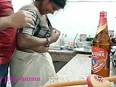 Jolie femme au foyer indienne chevauche la bite de son mari en position de cowgirl