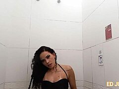 Brasilianische Schönheit lässt ihr anales Verlangen in der Sauna befriedigen