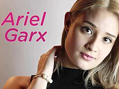 Ariel Garx, superbe Latina aux seins naturels et au physique incroyable, se laisse aller au plaisir en solo