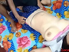 Indiase dorpsvrouwen zelfgemaakte seksvideo met lokale man