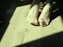 Ateşli kız arkadaşın ayakları ile POV çorap işi videosu. Ayak fetişistleri için mükemmel