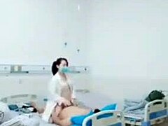 Sairaanhoitaja isot tissit ja potilas nauttivat anaalinautinnosta