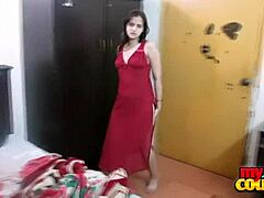 Sonia, seorang MILF India, mempamerkan payudaranya yang besar sambil menanggalkan pakaian dan menari dalam pakaian malam merah