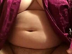 HD porno video sexy krásné tlusté dospívající ženy, která se svléká a masturbuje se
