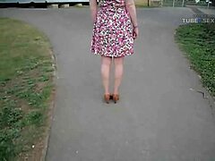 Жена хвастается своим милым летним платьем на улице
