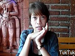Video porno hardcore di una troia bollente che fa sesso con una bambola da sesso tailandese