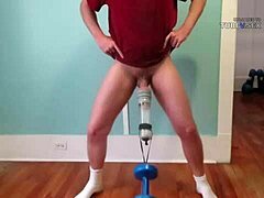 Homme fait une pipe et agrandit son pénis en solo avec une pompe à pénis