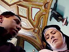 Spaanse non Raymunda bekent haar natte fantasieën aan een priester in een erotische video