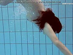 De jonge en natte Sima Lastova in een bikini zwembroek