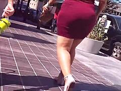 Jonge, mooie, dikke vrouwen in een rode rok zijn vastgelegd op een verborgen camera