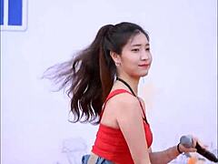 Sexig asiatisk tjej blir smutsig i en het camgirl-video