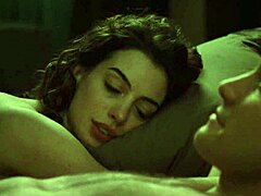 Anne Hathaways topless comeback i del 3: En vill tur