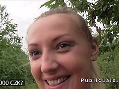 Una chica checa con grandes pechos naturales disfruta follar al aire libre