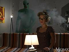 Un extraterrestre explore les zones sensibles d'une ménagère isolée à l'Halloween