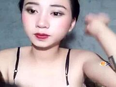 En velutstyrt asiatisk MILF blir knullet av en bigot i en livestream